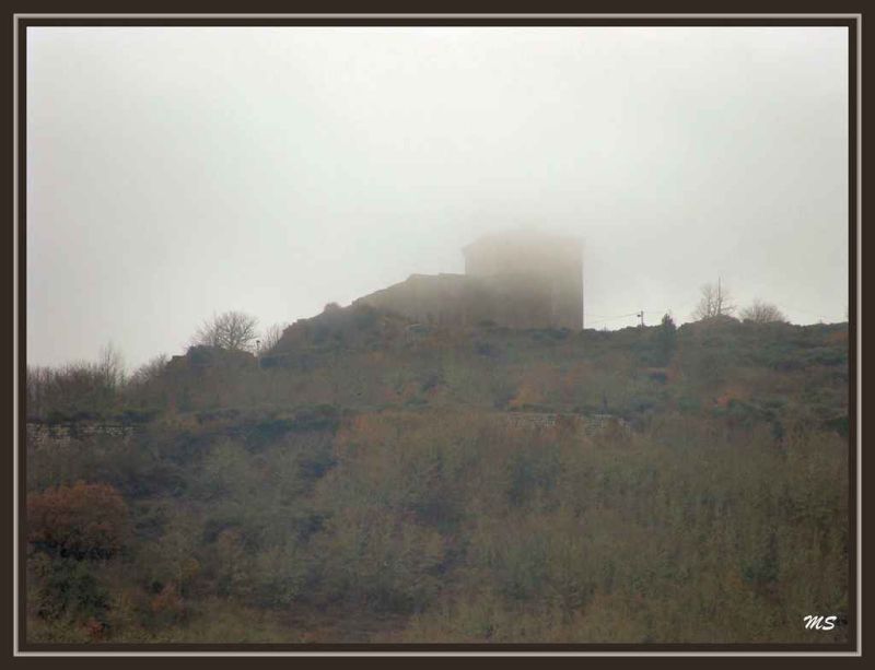 castelo de monforte do rio livre escondendo-se entre a nvoa.jpg